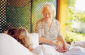 Foto Joan Hunt with patient on terrace 06-2007 Foto by Harvey Ma