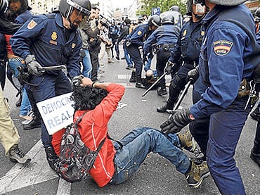 clash riot policemen protesters n