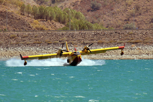Fire fighting aircraft take on water at Lake Vinuela. Photo by Olive Press reader Derek Squires