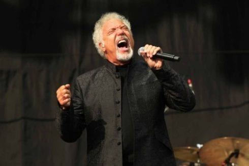 Tom Jones  e