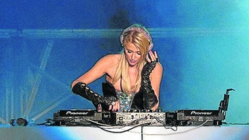 paris hilton djing in ibiza e