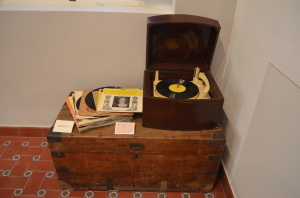 08 record player