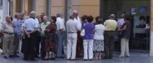 Pensioners lining up for the Imserso scheme