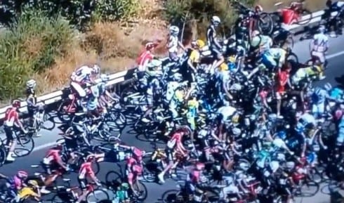 la vuelta massive crash