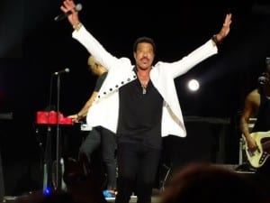 Lionel Richie performs  'We are the world'