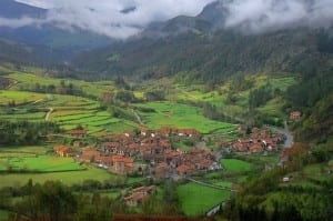 The beautiful green curves of Cantabria. Image source: eurogiras.es