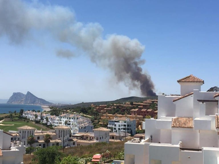 PICTURE SPECIAL: Hundreds flee homes after Costa del Sol fire grows ...