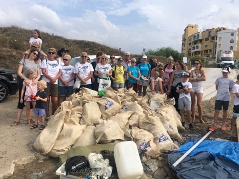 expat hero beach clean up