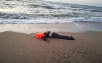 DEAD BODY Washes Up On Tourist Beach On Spain's Costa Del Sol (WARNING ...