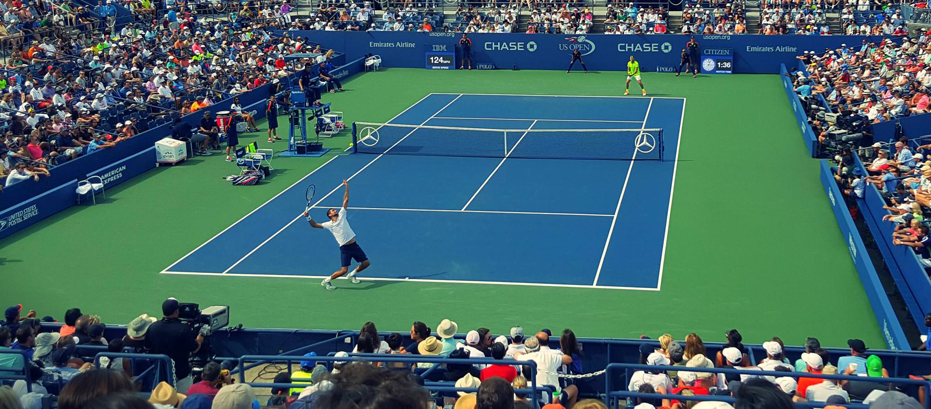 Теннис текущие. Us open корт. Теннисный матч. Теннисный корт турнир. Теннисный корт соревнования.