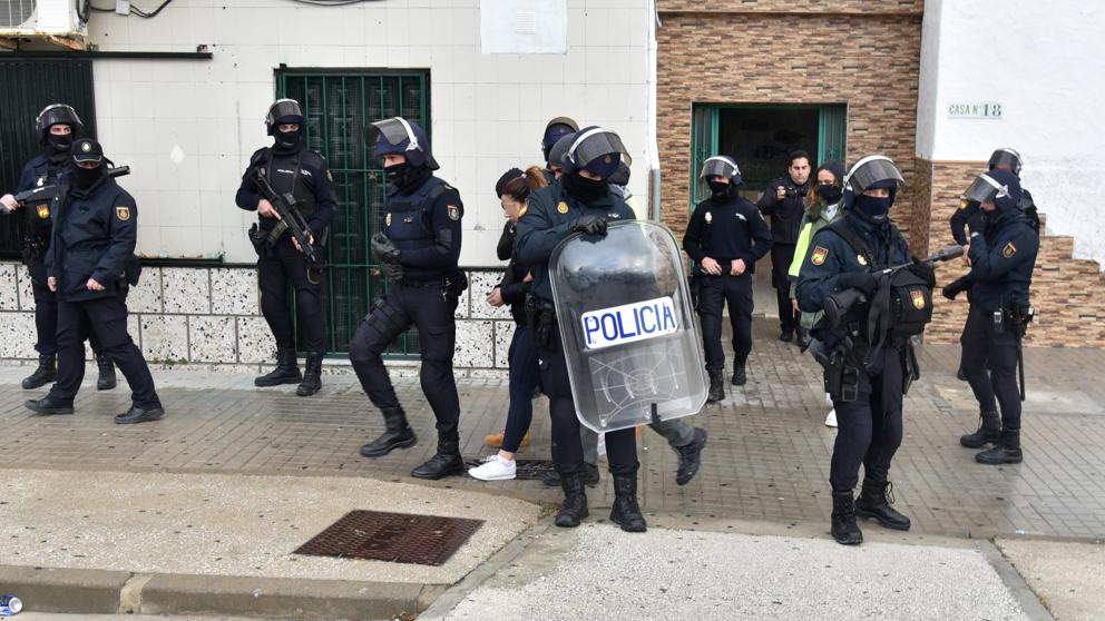 500 police begin HUGE drug bust on Spain's Costa del Sol and Cadiz with ...