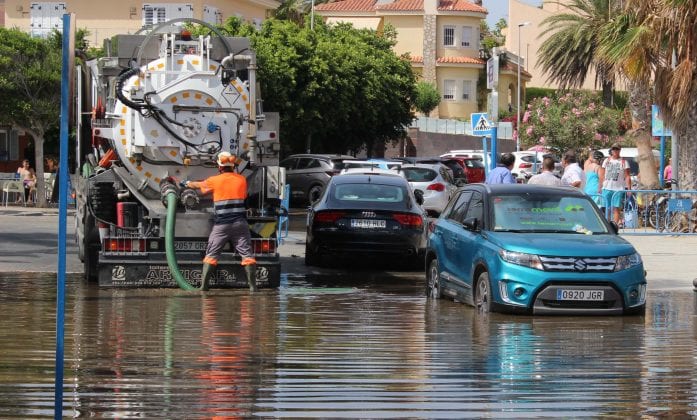 Tourists 'sprayed by cars' as sewage pipe bursts at Costa Blanca beach ...