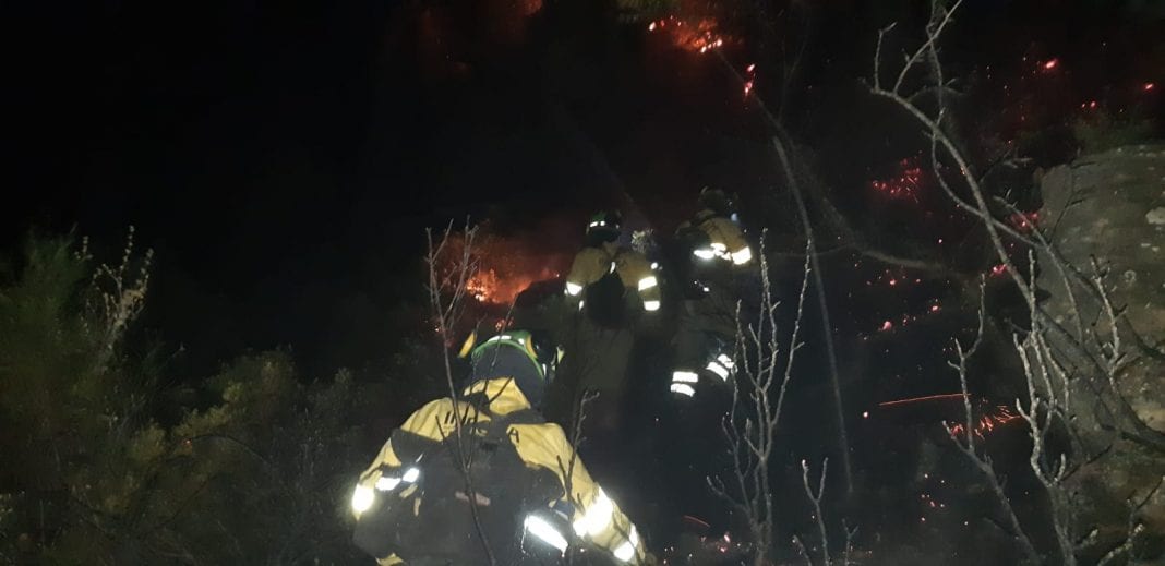 WATCH: Huge forest fire rages behind homes on Spain's Costa del Sol as ...