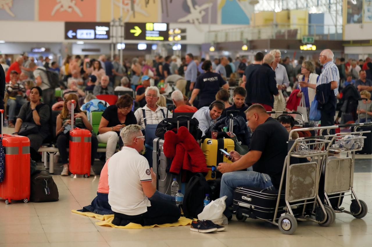 Sandstorm Engulfs Spain S Canary Islands Closing Airports And Leaving British Holidaymakers