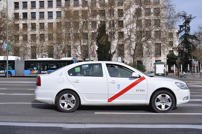 800px Taxi_en_madrid