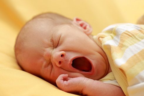 800px Yawning_infant _august_2018
