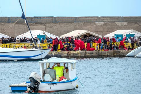 Cientos De Inmigrantes Se Encuentran Hacinados En El Puerto De Arguineguin  Gran Canaria