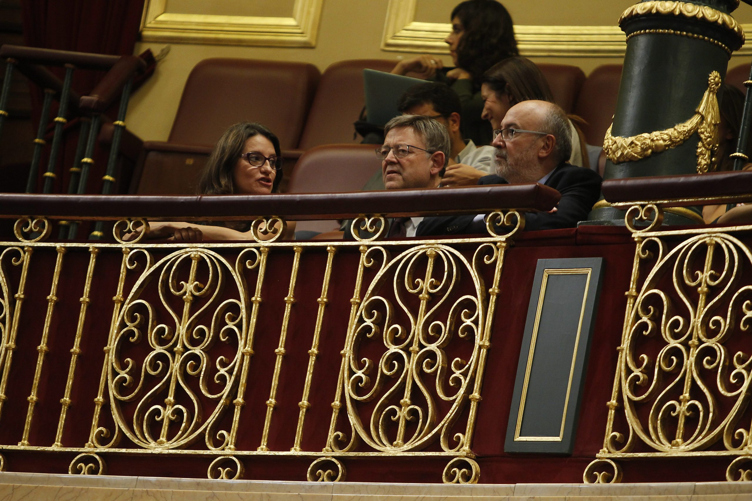 Monica Oltra and Ximo Puig (centre)