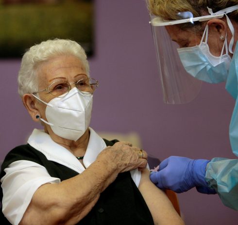Araceli  Una Anciana De 96 A  Os Recibe En Guadalajara La Primera Vacuna Contra La Covid En Espa  A