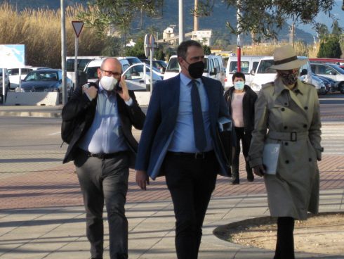 Jody Smart (right) arriving at Denia courthouse yesterday with her legal team