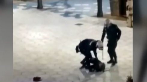 Benidorm police use baton to restrain female COVID-19 RULE-BREAKER