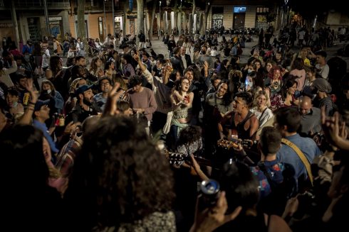 Fiestas Sin Medidas De Seguridad En El Barrio De Gracia De Barcelona Tras El Levantamiento Del Estado De Alarma En España