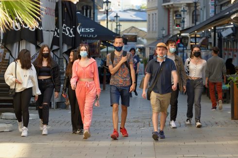 people walking covid mask