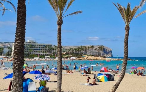 Lifeguard is attacked by swimmer who ignored red flag warning on a popular Costa Blanca beach in Spain