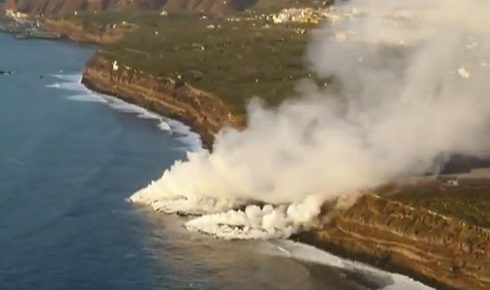 La Palma volcano new lava river reaches sea. photo; involcan