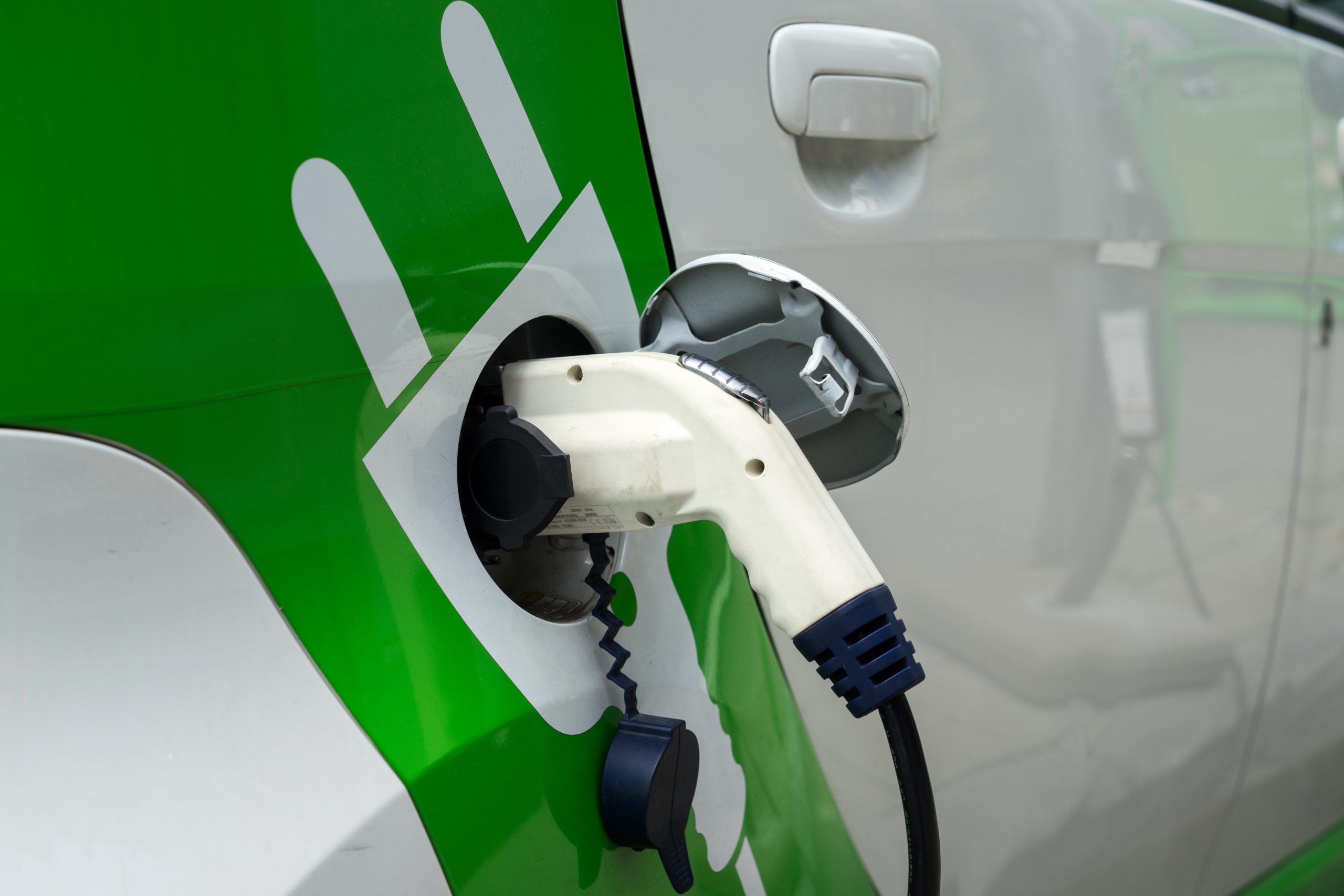 Repsol to install 600 new electric car charging points at service areas in Spain and Portugal