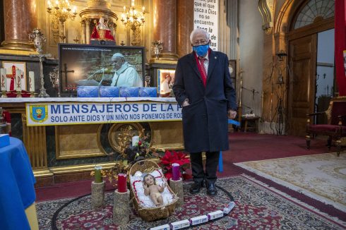 El Padre Angel Entrega En Madrid 60 Telefonos Inteligentes A Personas Sin Recursos