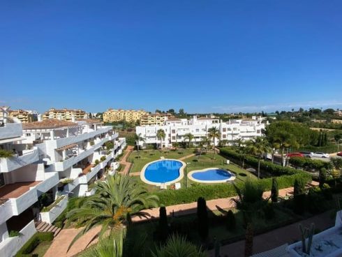 3 bedroom Penthouse for sale in Estepona with pool garage - € 255