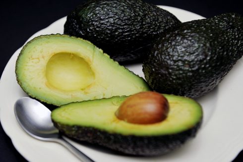 Fruit rustlers steal tons of avocados to sell off at Costa Blanca markets in Spain