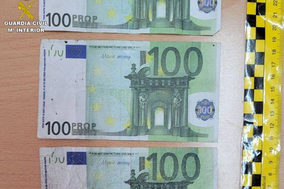 Fake €100 Notes From Movie Sets Are Used In Home Food Delivery Frauds In Spain's Alicante Area