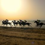 Carreras De Caballos En La Playa De Sanlucar Al Atardecer