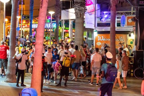 Los Bares De Palma De Mallorca Se Llenan De Turistas Por La Noche Sin Apenas Medidas De Seguridad