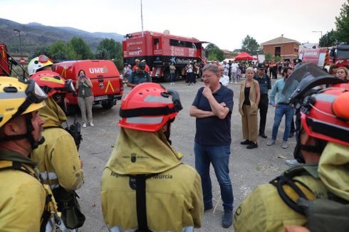 Puig Talks To Fire Crews