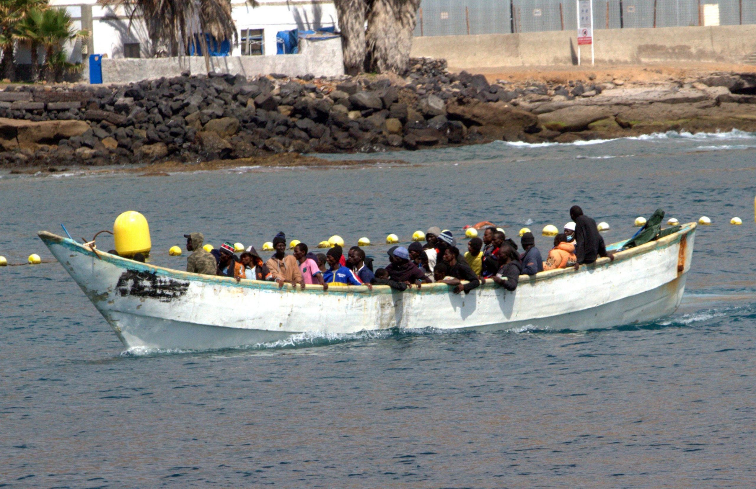 Rescatan Una Patera Con 51 Inmigrantes A Bordo En La Playa De Los Cristianos En Tenerife