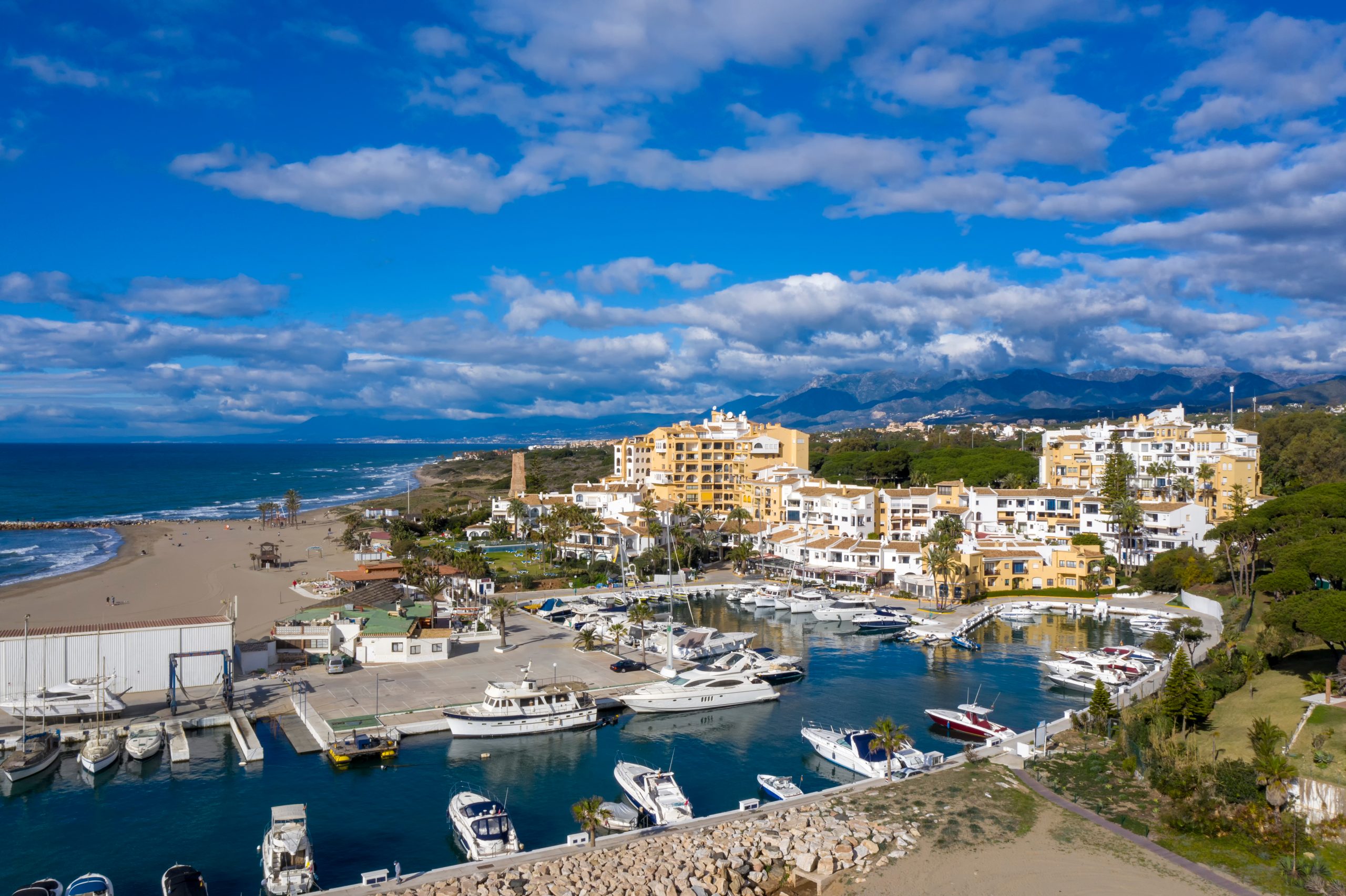 Vista Del Puerto De Cabopino En Marbella, España