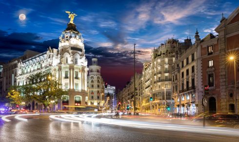 Gran Via Einkaufsstraße In Madrid Nach Sonnenuntergang Mit Voll