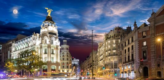 Gran Via Einkaufsstraße In Madrid Nach Sonnenuntergang Mit Voll