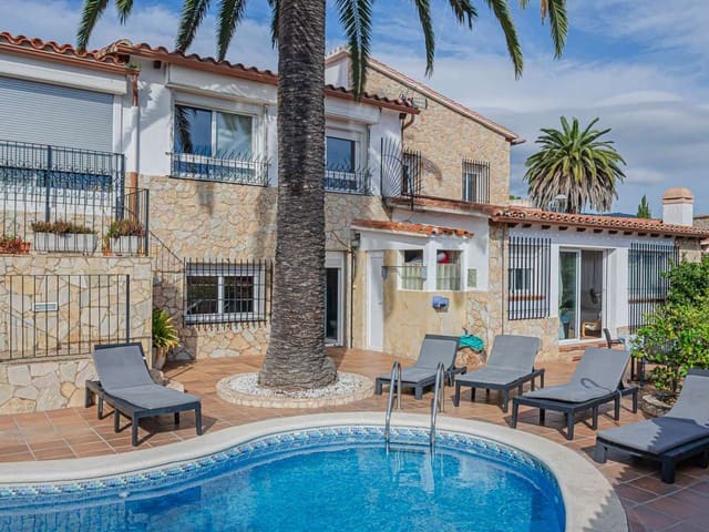 6 bedroom Villa for sale in Tossa de Mar with pool garage - € 525