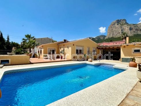 3 bedroom Villa for sale in Polop with pool garage - € 319