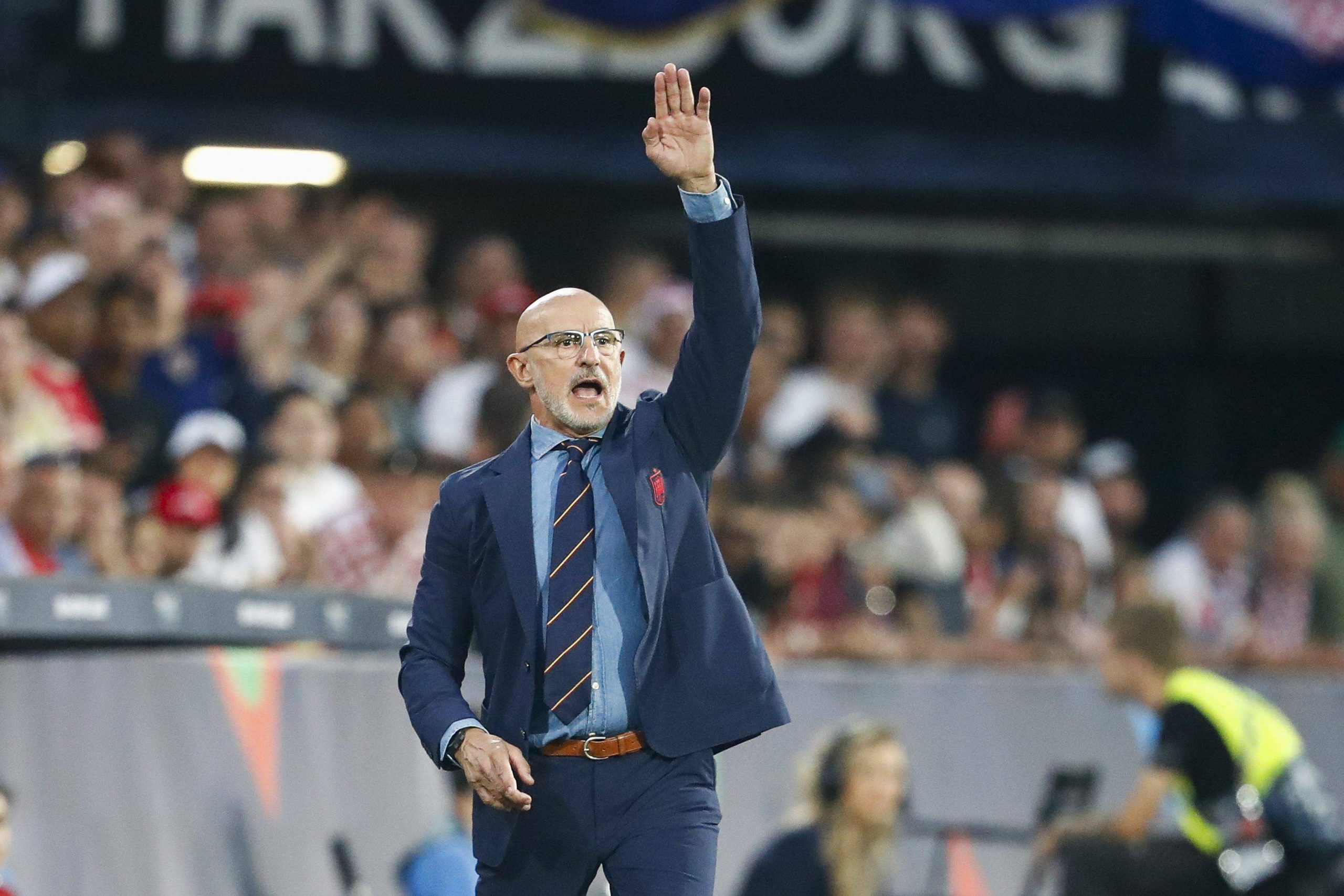 Spain's men's football boss says sorry but will not resign over applauding speech by controversial World Cup kisser Luis Rubiales