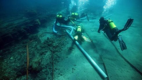 Technicians from the Center for Underwater Archaeology are analyzing the remains of a sunken ship off the coast of a beach in Marbella. Credit Junta