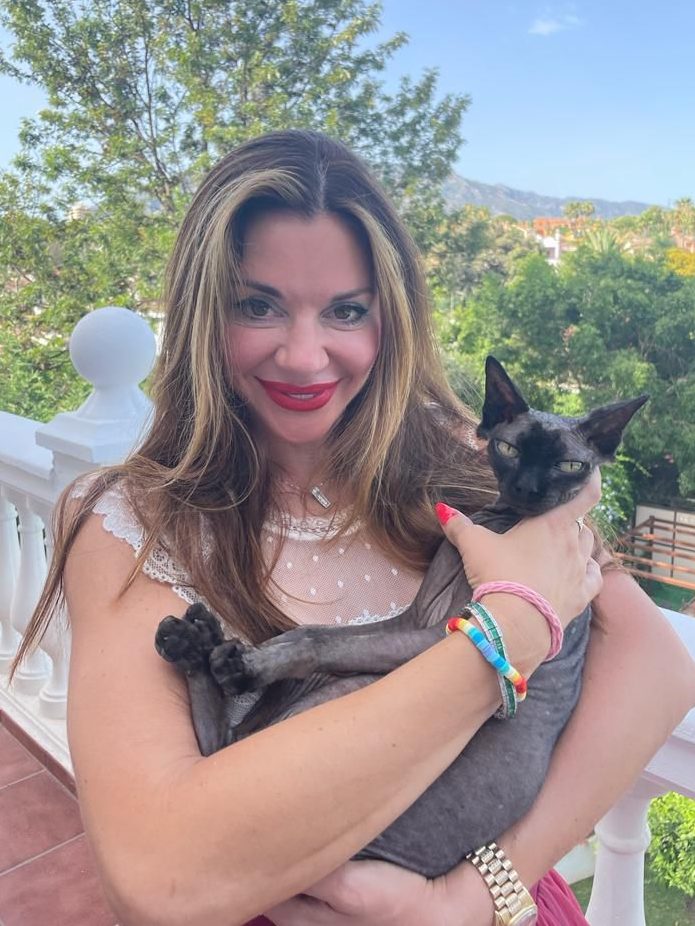 EXC: Chilling moment family cat 'is STOLEN from her doorstep by thug' in  Marbella as devastated British owner offers €3,000 reward for her safe  return - Olive Press News Spain