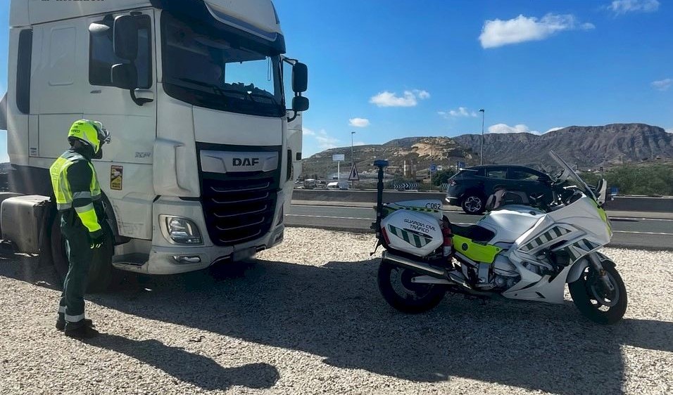 Zig-zagging 'nine times over alcohol limit' lorry driver chased by police on Costa Blanca motorway in Spain