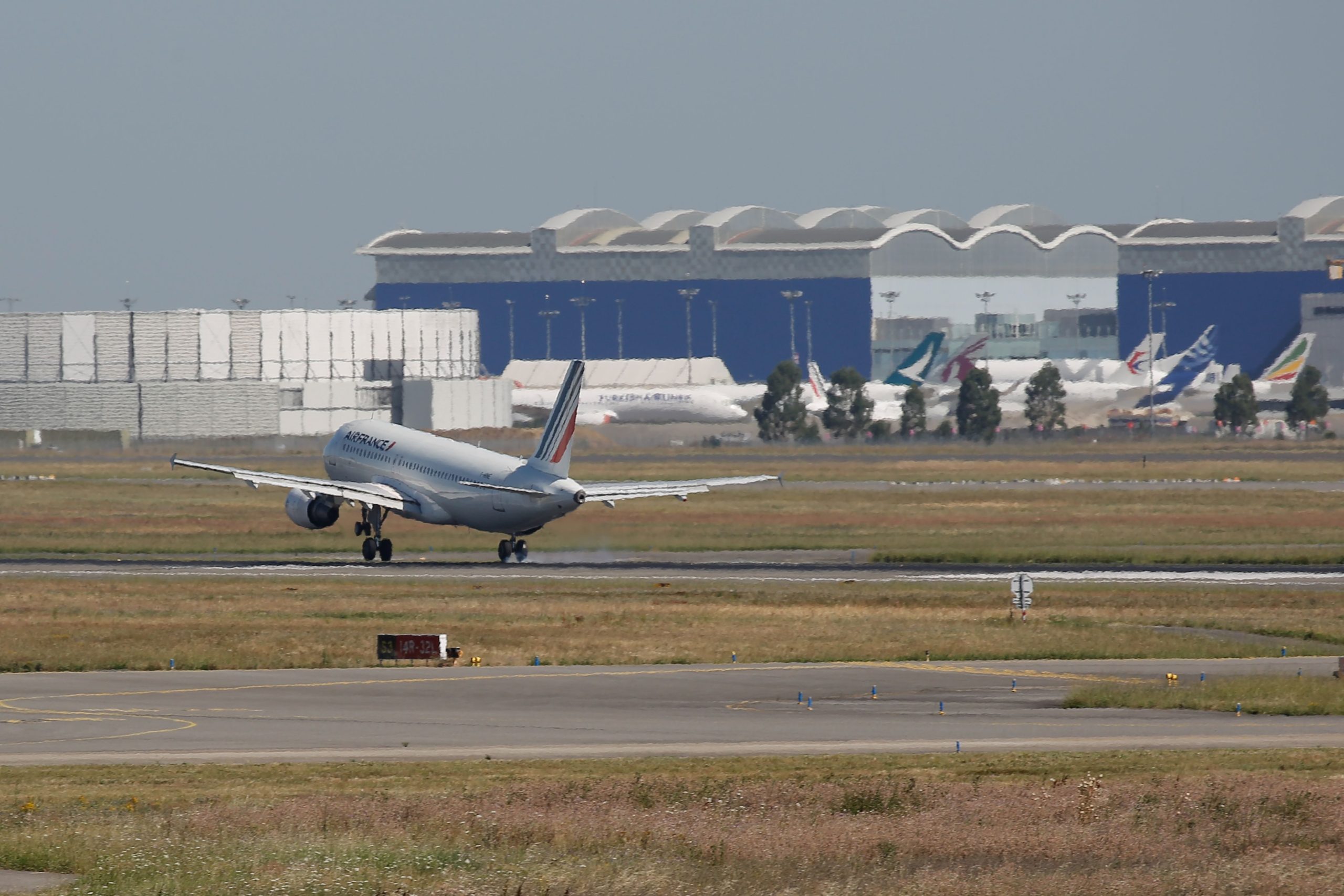 Six airports in France are evacuated over bomb threats: Major flight delays expected