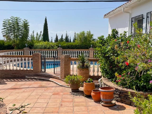 4 bedroom Villa for sale in Nerja with pool garage - € 690