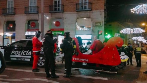 Father Christmas and his elves get pulled over for driving in illegal sleighs in Spain